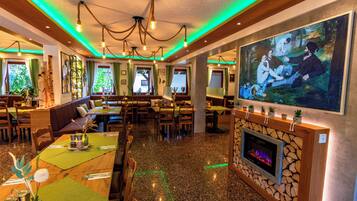 2 Restaurants, Frühstück, Mittagessen, Abendessen, regionale Küche