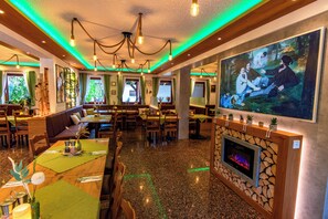 2 restauranter; serverer morgenmad, frokost og regionale retter