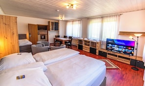 Apartamento Confort | Ropa de cama de alta calidad, minibar, caja fuerte y escritorio