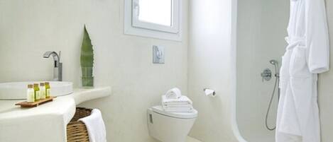 Een badkamer met een bad, toilet en wastafel.