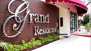 A building with a sign that reads "Grand Residence." - Grand Residence Jomtien (Pattaya)
