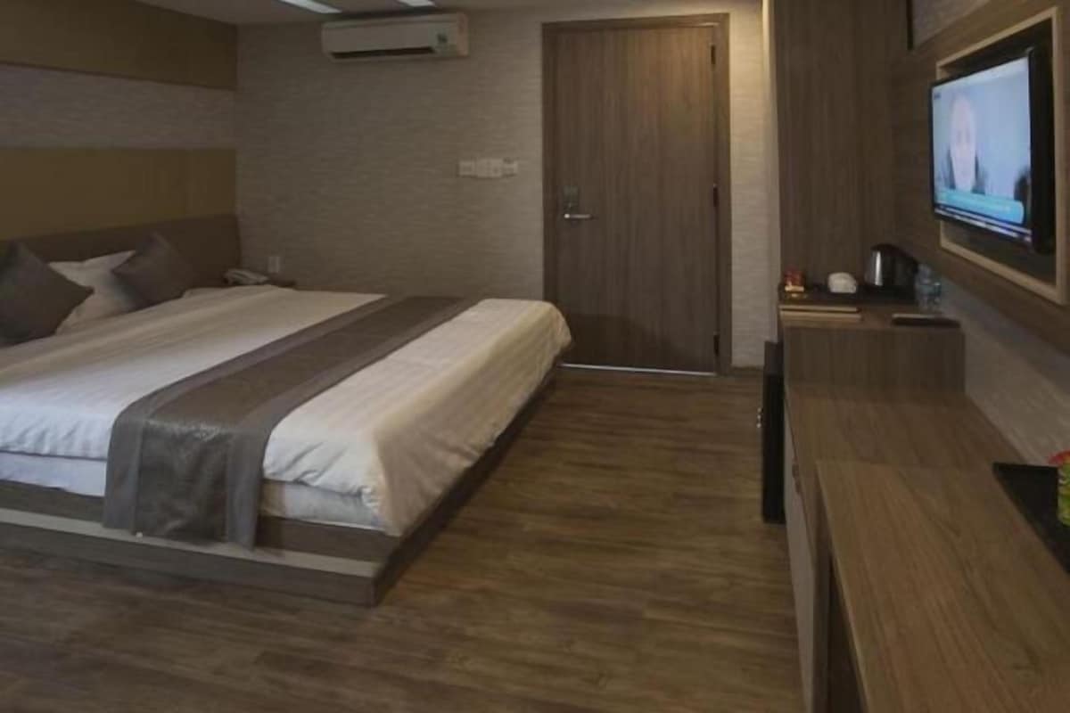Minibar, in-room safe, soundproofing, WiFi (free)
