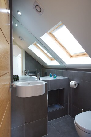 Regendusche, kostenlose Toilettenartikel, Haartrockner, Handtücher