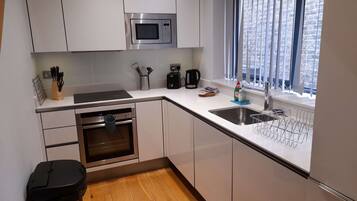 Refrigerador con freezer, microondas, horno, placa de cocina