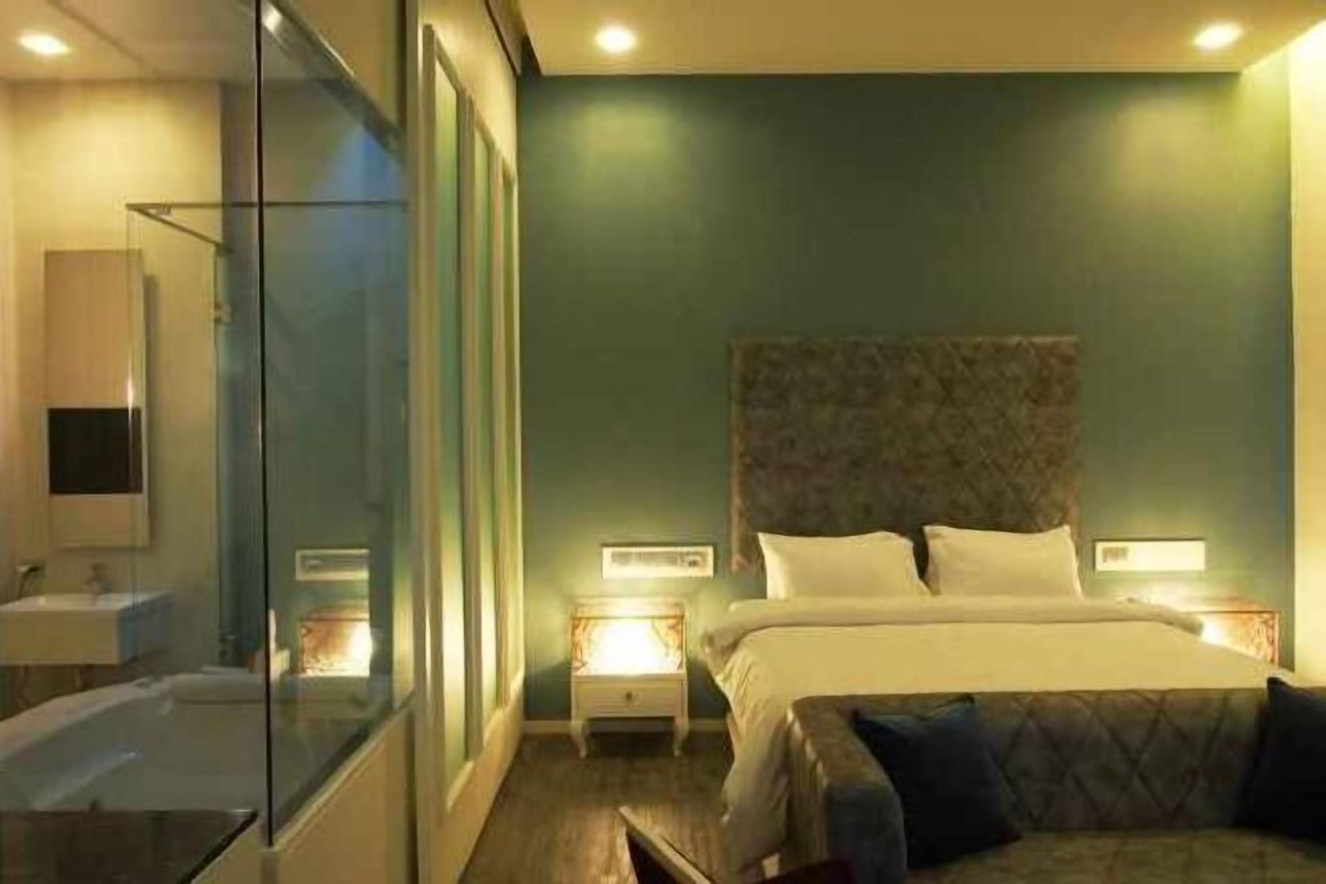 Minibar, in-room safe, desk, soundproofing