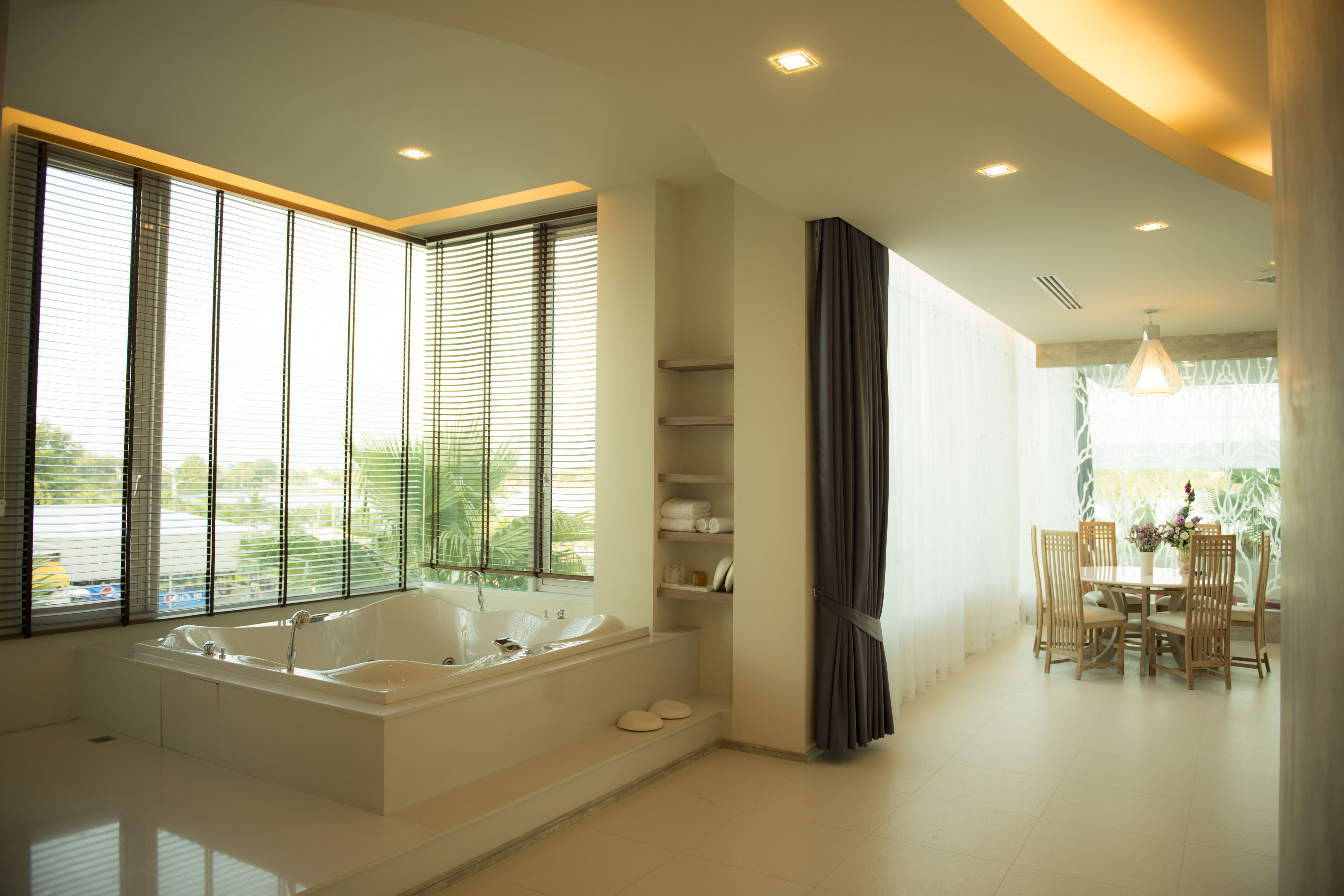 Suite | Deep-soaking bathtub