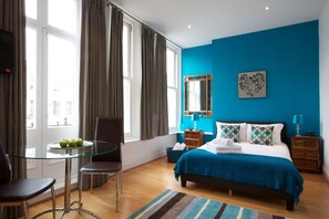 Caja de seguridad en la habitación y tabla de planchar con plancha