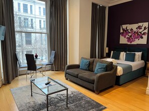 Caja de seguridad en la habitación y tabla de planchar con plancha