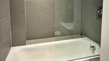 Combined shower/bathtub, free toiletries, towels, shampoo