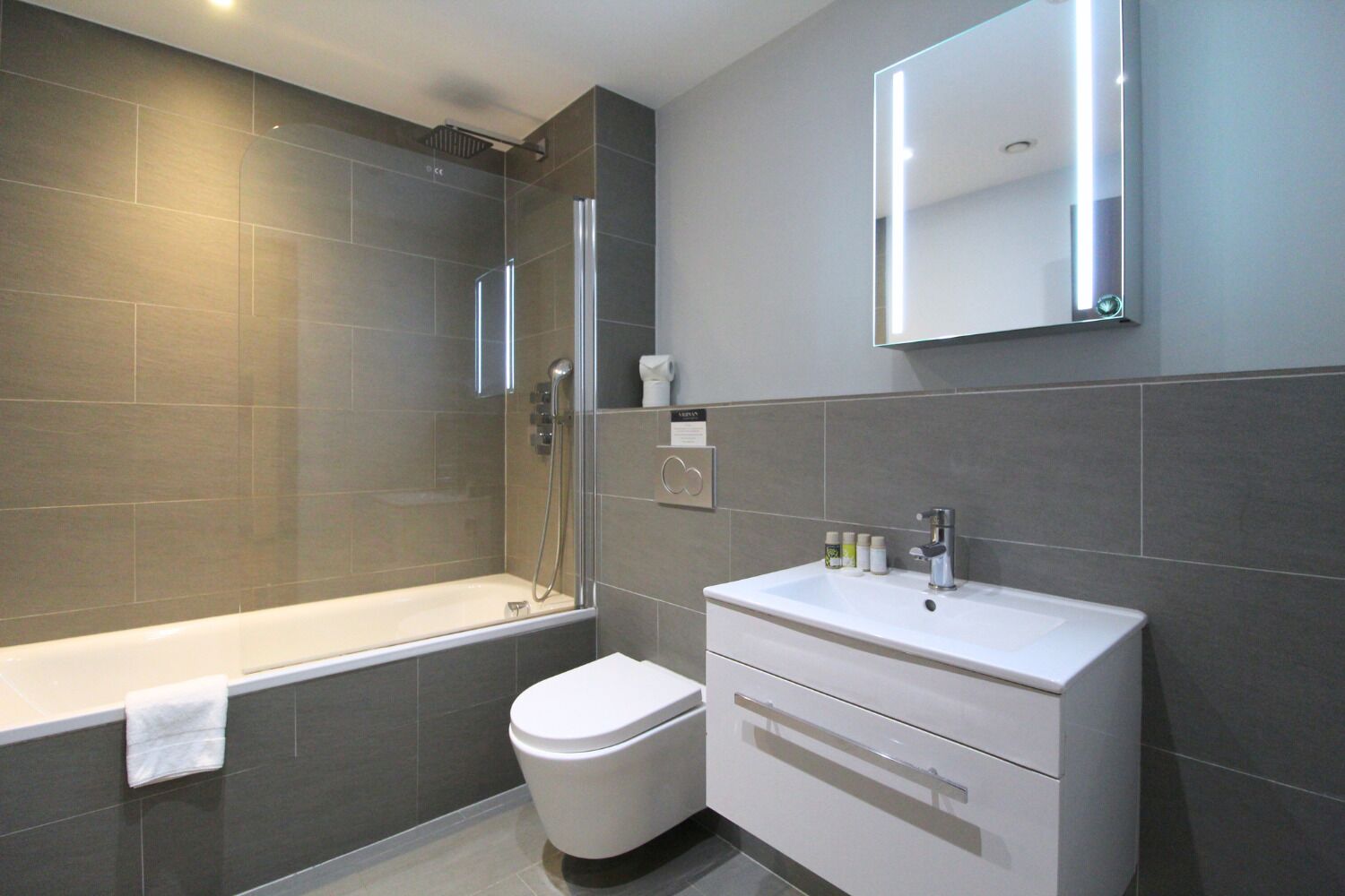 Apartment | Bathroom | Combined shower/tub, free toiletries, towels, shampoo