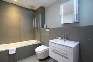 Appartement | Salle de bain | Ensemble douche/baignoire, articles de toilette gratuits