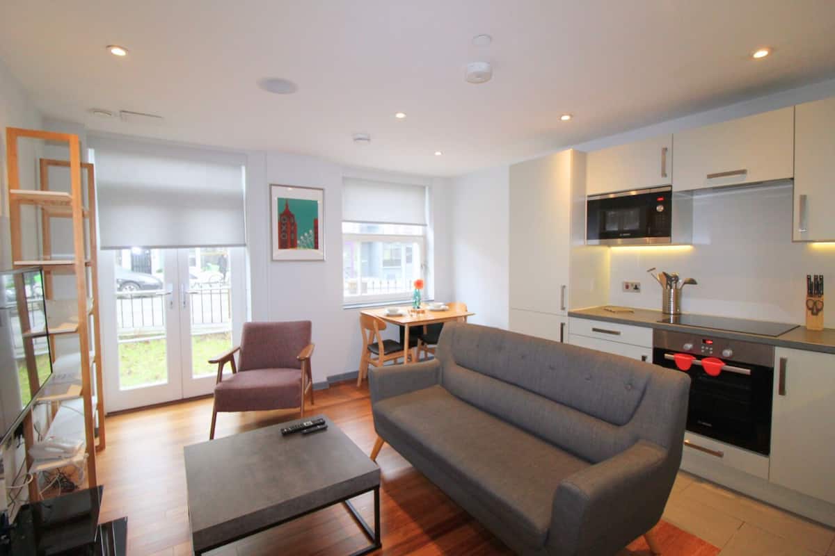 Apartment | Living area | Flat-screen TV