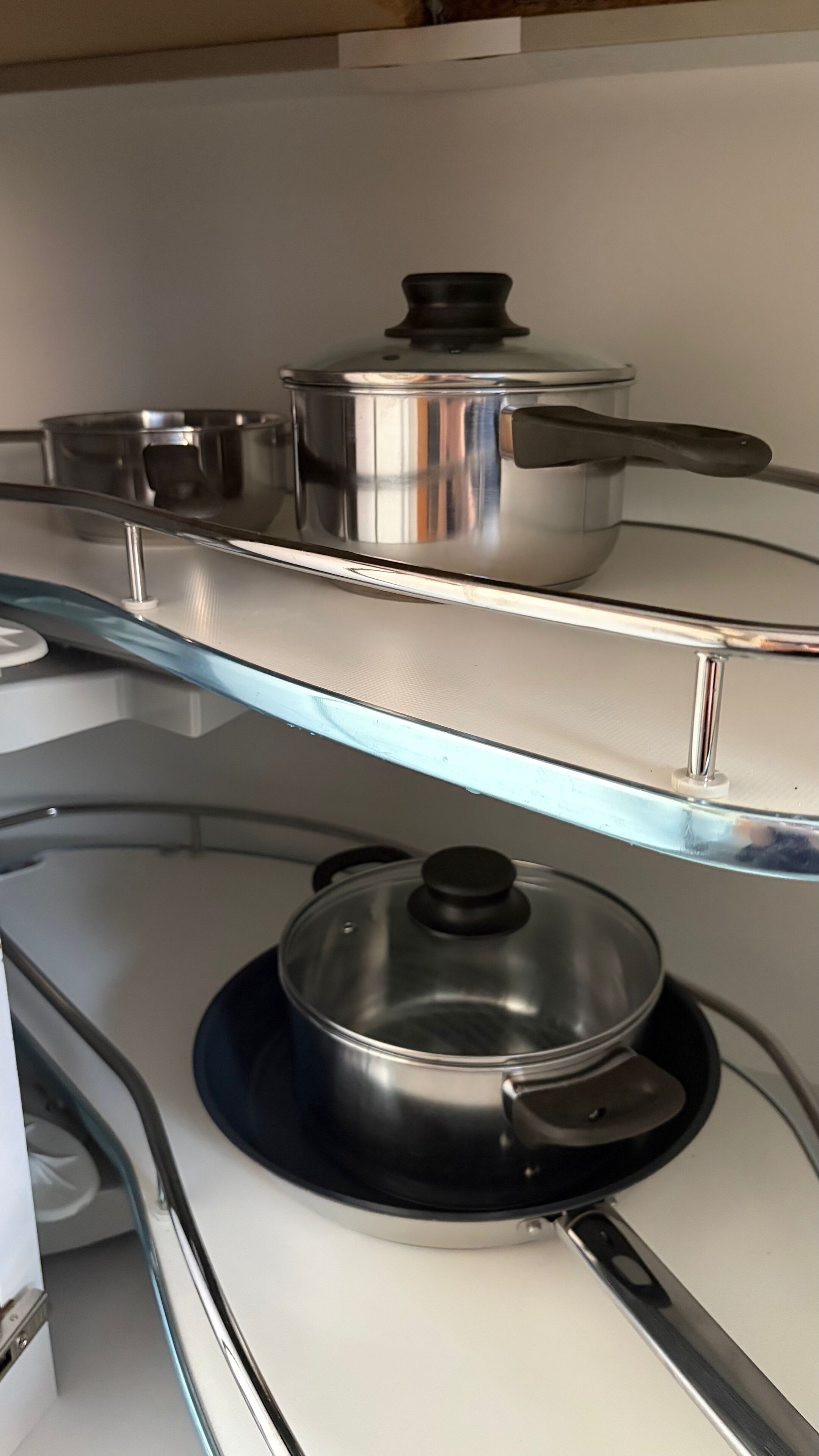 Una cocina con estufa, una olla en la estufa y una sartén sobre la encimera.