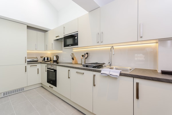Apartment, 1 Bedroom | Private kitchen | Full-sized fridge, microwave, coffee/tea maker, electric kettle