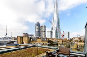 Terraço no telhado com vista para o Shard e edifícios circundantes.