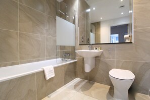 Combined shower/tub, free toiletries, hair dryer, towels - London Bridge – Tooley St by Viridian Apartments (London)