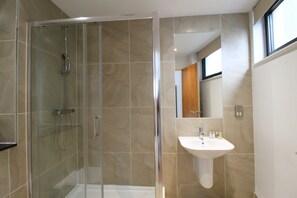Combined shower/tub, free toiletries, hair dryer, towels - London Bridge – Tooley St by Viridian Apartments (London)