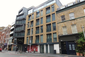 Front of property - London Bridge – Tooley St by Viridian Apartments (London)