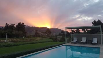 2 piscine all'aperto, ombrelloni da piscina, lettini