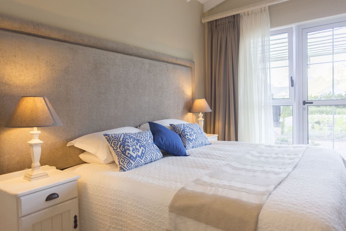 Luxe beddengoed, een minibar, een kluis op de kamer, een bureau