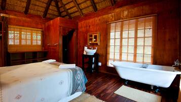 Luxury Cottage | Desk, laptop workspace, blackout drapes, free WiFi