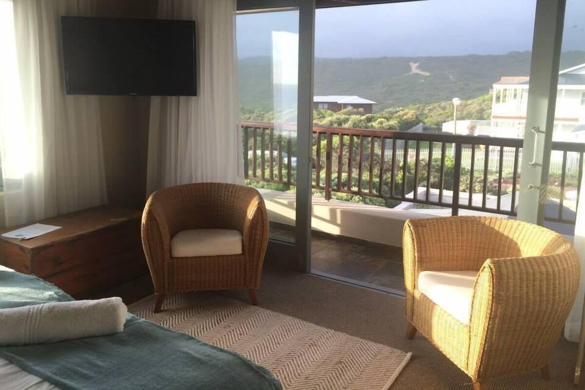 Habitación estándar con 1 cama matrimonial o 2 individuales | Ropa de cama hipoalergénica, decoración personalizada y wifi gratis