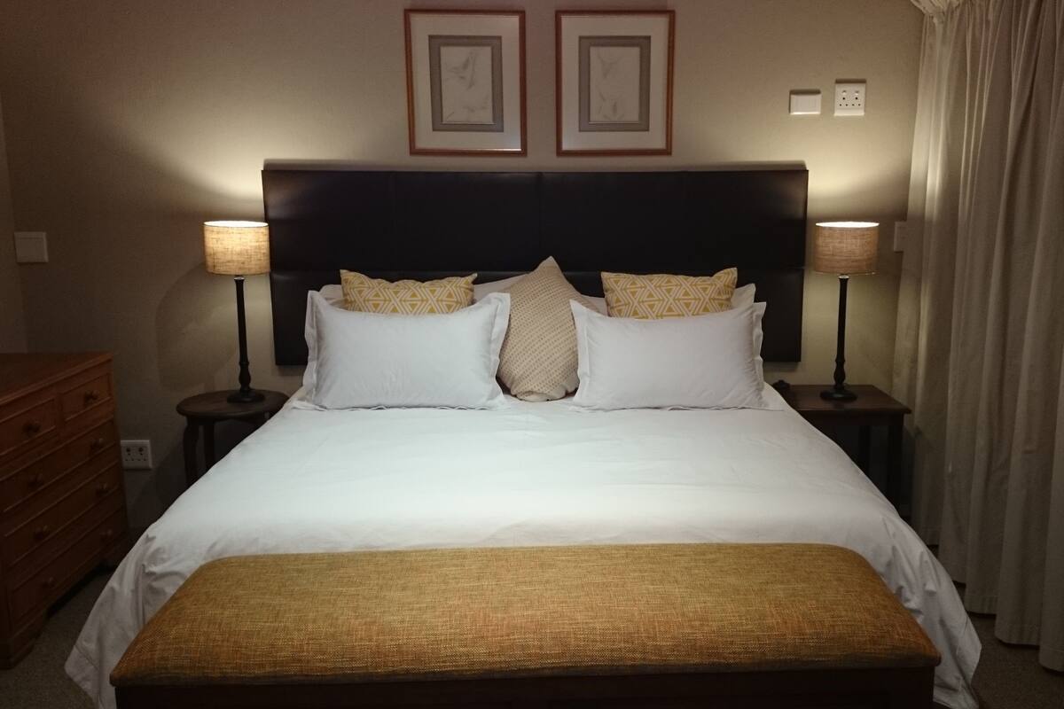 Habitación de lujo con 1 cama matrimonial o 2 individuales, balcón, vista al mar | Ropa de cama hipoalergénica, decoración personalizada y wifi gratis