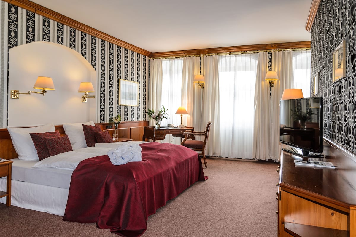 Comfort Double Room, Non Smoking | Minibar, in-room safe, soundproofing, rollaway beds
