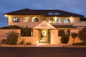 Front of property – evening/night - Villa Venusta (Hermanus)