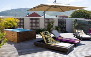 Tina de hidromasaje al aire libre