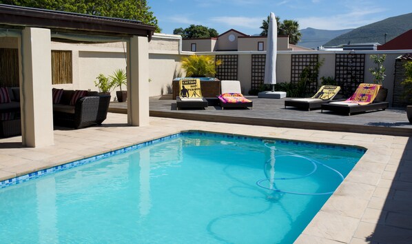 Alberca al aire libre por temporada y sombrillas en la alberca 