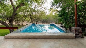 2 outdoor pools, sun loungers