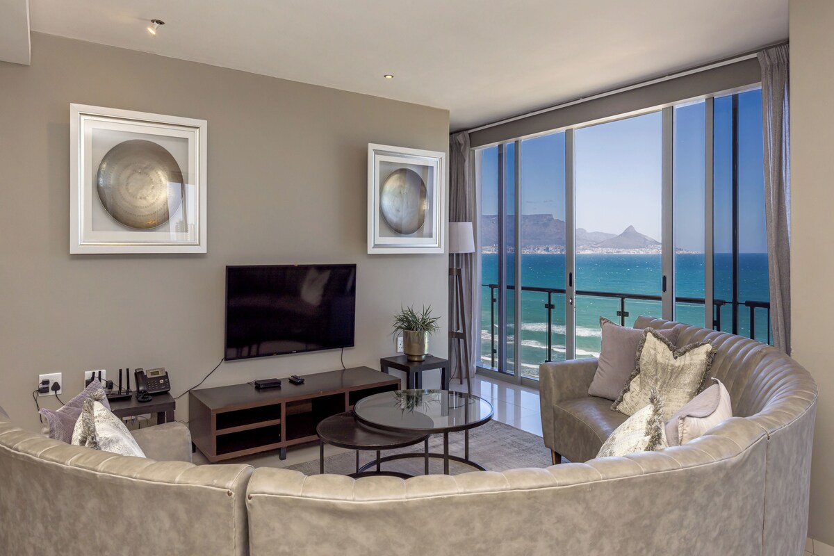 Superior Apartment | Living area | Flat-screen TV