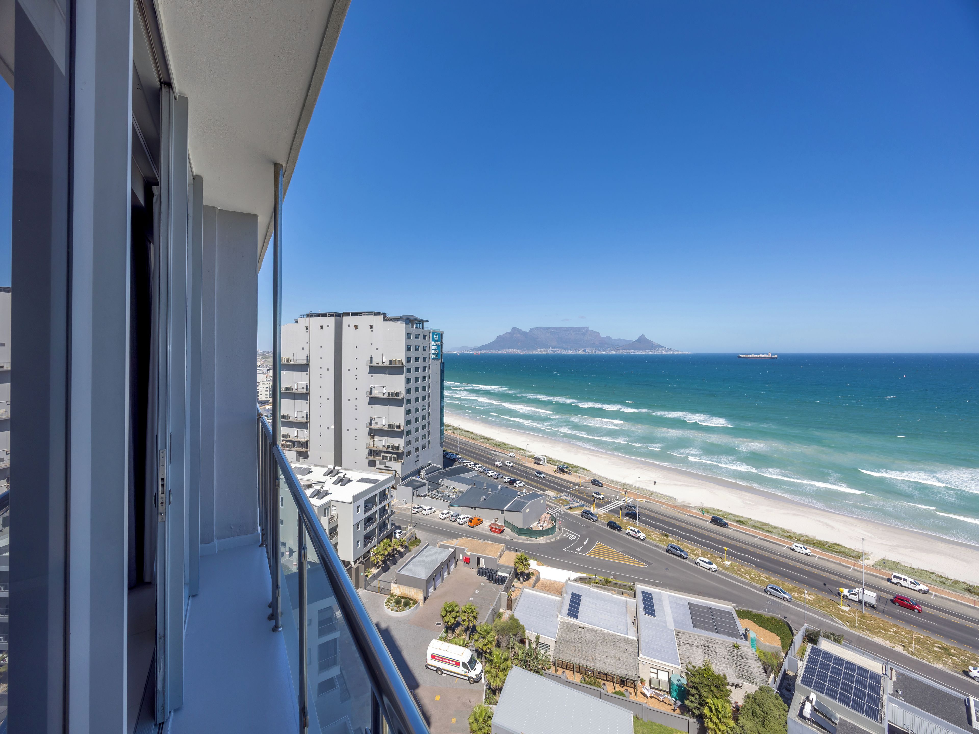 Ein Hochhaus mit Blick auf den Ozean und einen Strand.