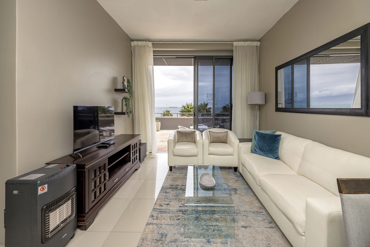 Two bedroom apartment (LG10) | Living area | Flat-screen TV
