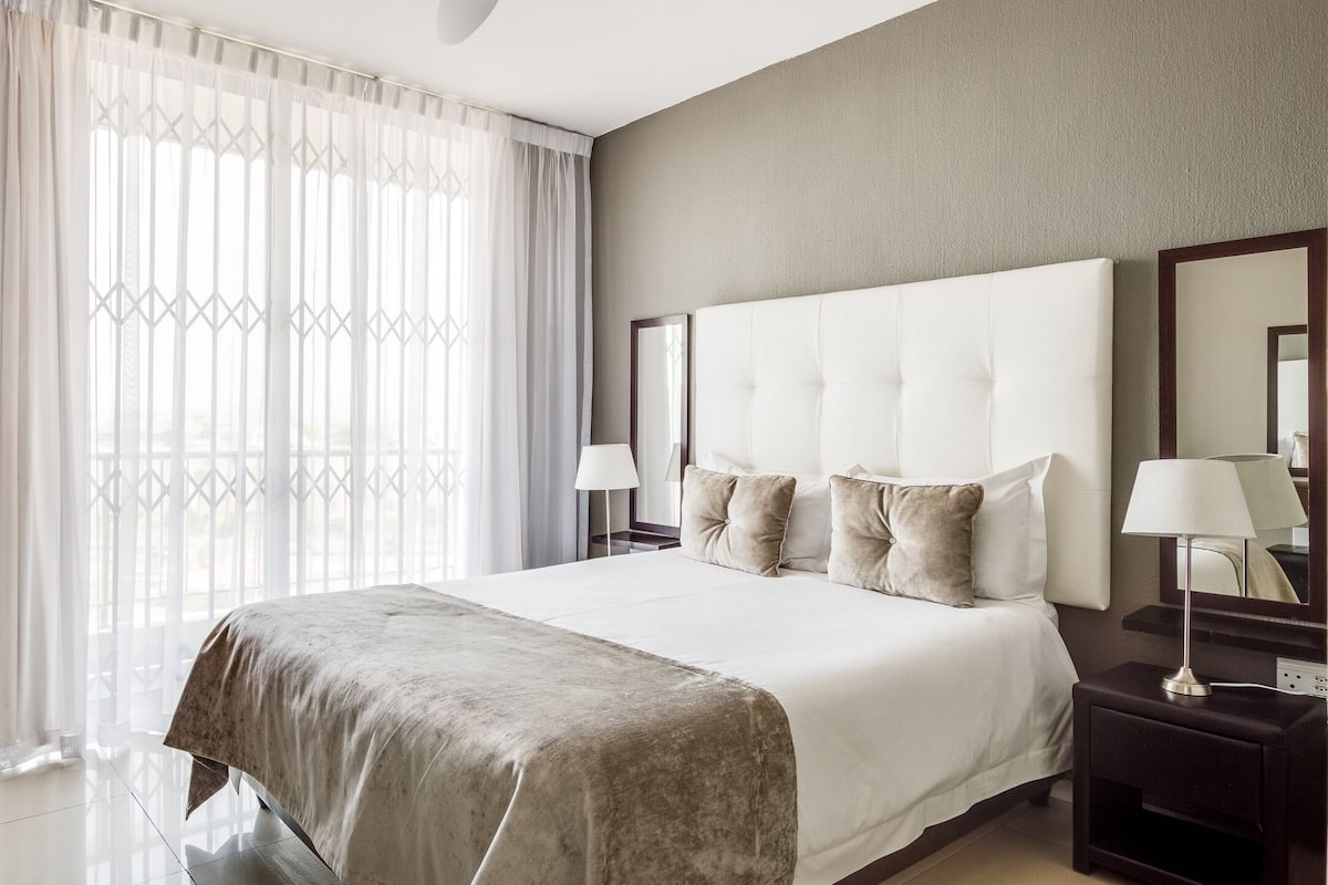 2 bedrooms, premium bedding, in-room safe, laptop workspace