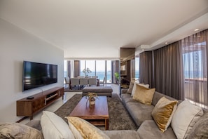 Penthouse | Living area | Flat-screen TV - Infinity Self-Catering Apartments (Cape Town)