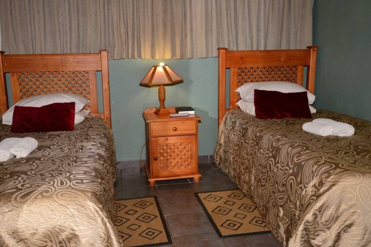 Cottage E - 2 singles or 1 double | WiFi (free)