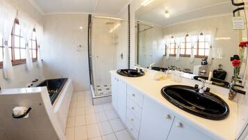 Family Double Room | Bathroom | Shower, rainfall showerhead, free toiletries, hair dryer