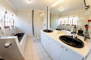 Family Double Room | Bathroom | Shower, rainfall showerhead, free toiletries, hair dryer - Maclear Manor Guesthouse (Elundini)