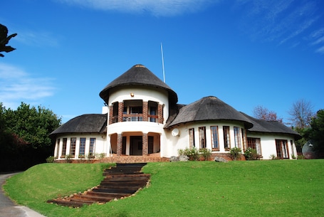 Front of property. Maclear Manor Guesthouse