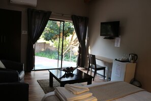 Luxury Double Room, 1 Queen Bed | Individually decorated, individually furnished, free WiFi - 85 Ehmke (Mbombela)