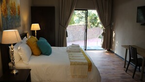 A hotel room with a bed, a desk, and a TV. - 85 Ehmke (Mbombela)