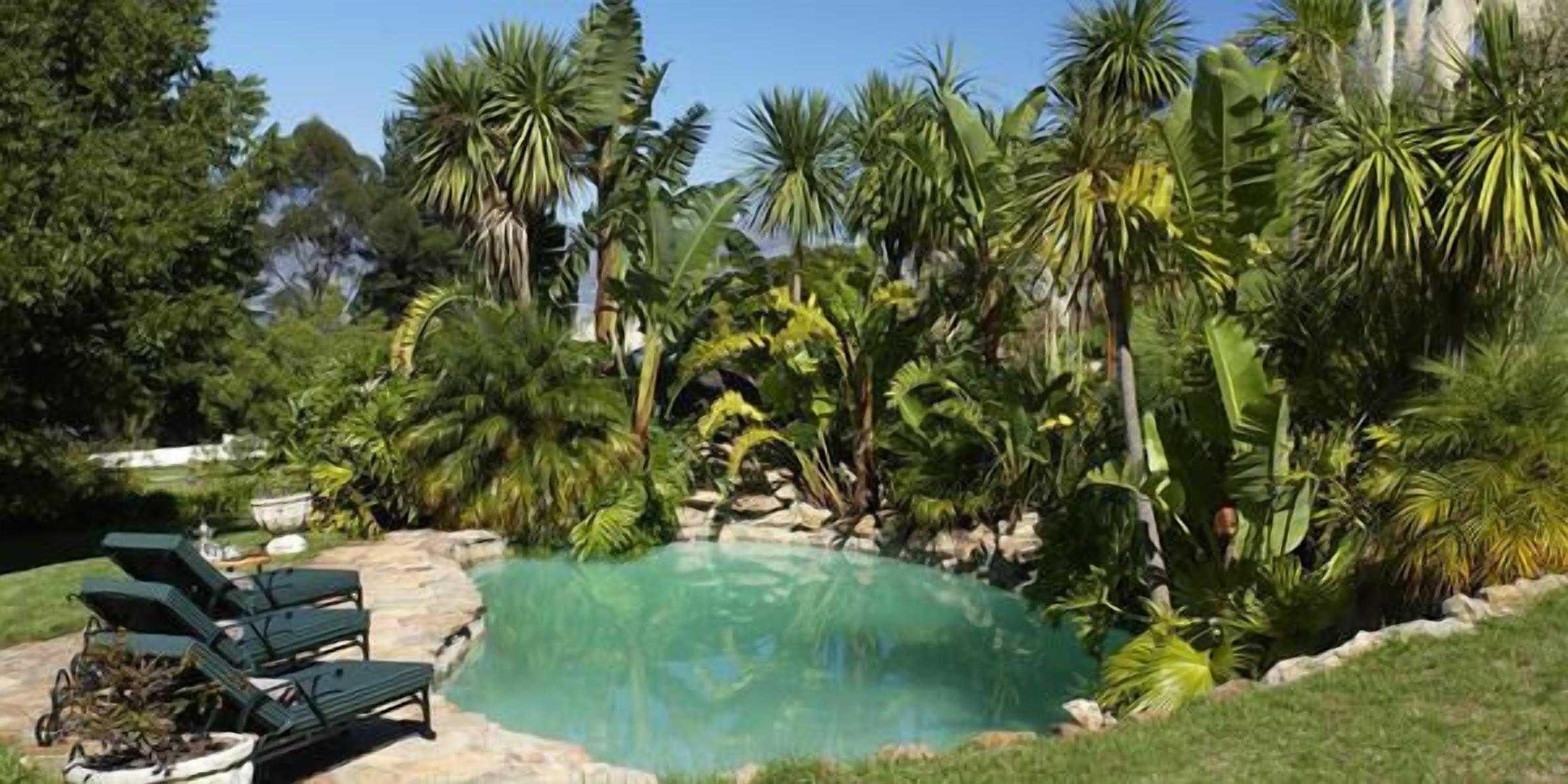 Piscine extérieure, chaises longues