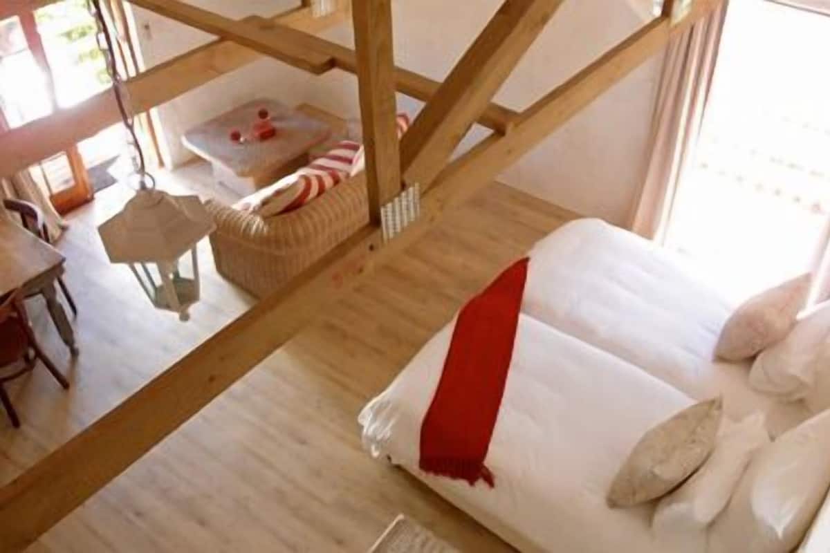Familiekamer (Semi Self Catering MountianV) | Een kluis op de kamer, een bureau, geluiddichte muren, gratis wifi