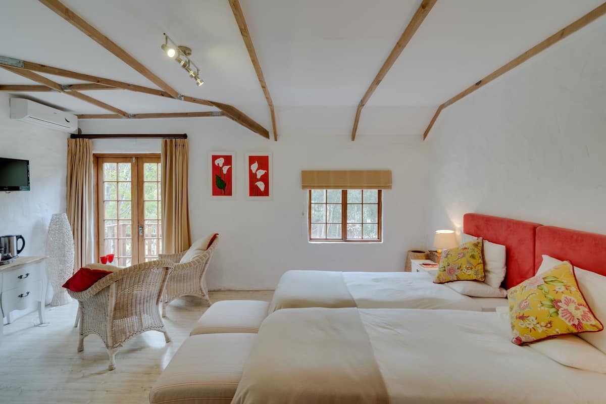 Luxe kamer | Een kluis op de kamer, een bureau, geluiddichte muren, gratis wifi