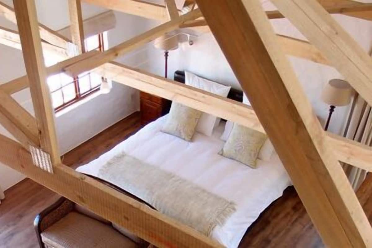 Traditionele kamer | Een kluis op de kamer, een bureau, geluiddichte muren, gratis wifi