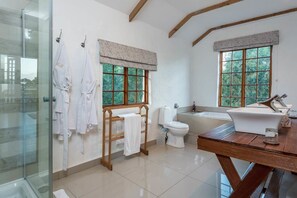 Chambre Premium, vue montagne (Sea View) | Salle de bain | Sèche-cheveux, peignoirs, serviettes fournies