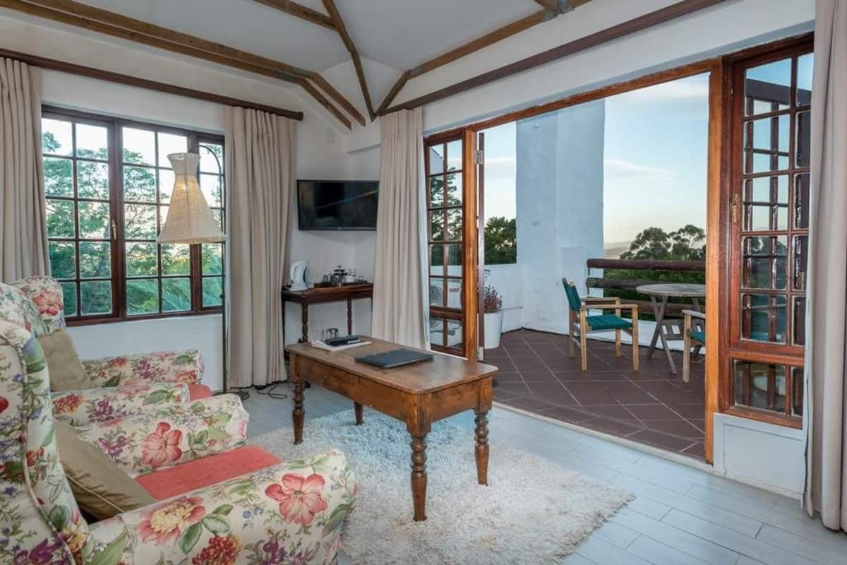 Premium kamer, uitzicht op bergen (Sea View) | Woonruimte | Een televisie