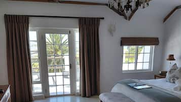 In-room safe, desk, soundproofing, free WiFi
